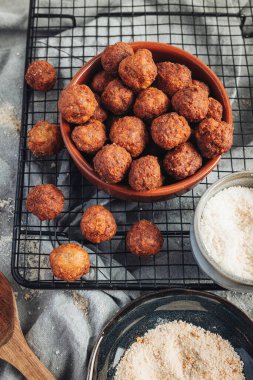 Kızarmış ev, geleneksel İtalyan köftesi, parmesan ve ekmek.