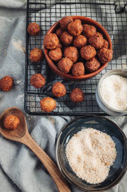 Kızarmış ev, geleneksel İtalyan köftesi, parmesan ve ekmek.