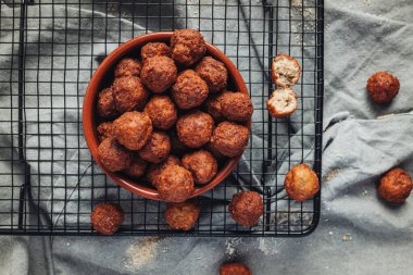 Kızarmış ev, geleneksel İtalyan köftesi, parmesan ve ekmek.