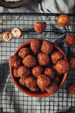 Kızarmış ev, geleneksel İtalyan köftesi, parmesan ve ekmek.