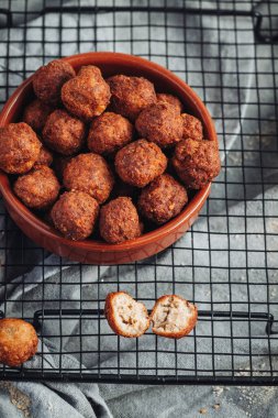 Kızarmış ev, geleneksel İtalyan köftesi, parmesan ve ekmek.