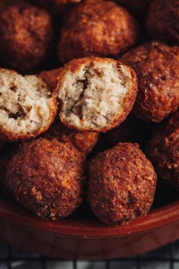 Kızarmış ev, geleneksel İtalyan köftesi, parmesan ve ekmek.