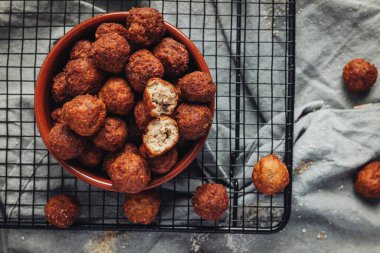Kızarmış ev, geleneksel İtalyan köftesi, parmesan ve ekmek.