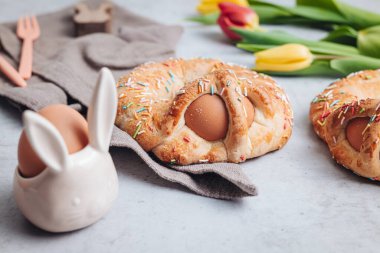 Scarcella, İtalya 'nın Puglia bölgesinde geleneksel bir Paskalya pastası.