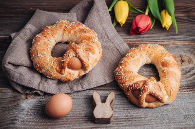 Scarcella, İtalya 'nın Puglia bölgesinde geleneksel bir Paskalya pastası.