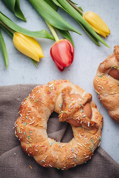 Scarcella, İtalya 'nın Puglia bölgesinde geleneksel bir Paskalya pastası.