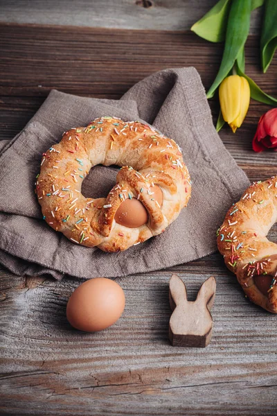 Scarcella, İtalya 'nın Puglia bölgesinde geleneksel bir Paskalya pastası.