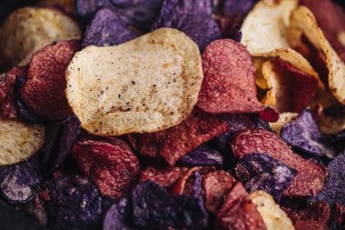 Çeşitli renklerde çıtır patates cipsi.