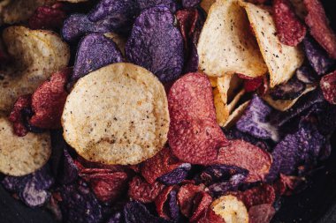 Çeşitli renklerde çıtır patates cipsi.