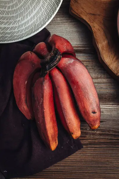 Läckra Färska Råa Röda Bananer Från Sydamerika — Stockfoto