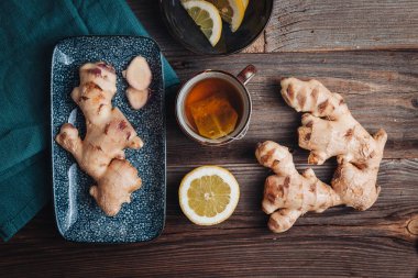 Limonlu taze, sağlıklı zencefil kökleri