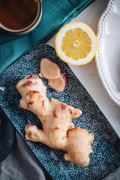 Raíces Frescas Saludables Jengibre Crudo Con Limón —  Fotos de Stock