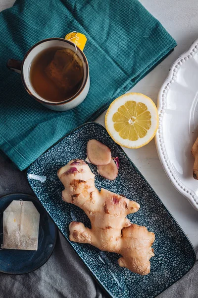 Raíces Frescas Saludables Jengibre Crudo Con Limón —  Fotos de Stock