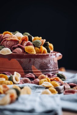 Puglia 'dan el yapımı orkestra makarna, doğal aromalar ile yapılır. Mesela; zerdeçal, pancar kökü, ıspanak, kırmızı biber.