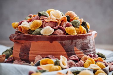 Puglia 'dan el yapımı orkestra makarna, doğal aromalar ile yapılır. Mesela; zerdeçal, pancar kökü, ıspanak, kırmızı biber.