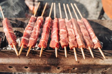 Arrosticini, İtalya 'nın Abruzzo bölgesinden geleneksel koyun eti şişi.
