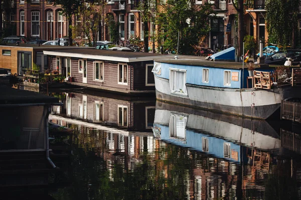 Typische Bootshäuser Den Kanälen Von Amsterdam Niederlande — Stockfoto