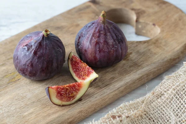 Frische dunkle Feigen — Stockfoto