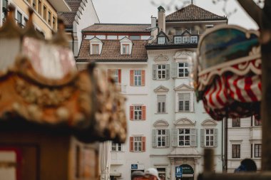Bolzano, İtalya - Şubat 2025: Walther Meydanı ve şehir merkezinde tipik mimari