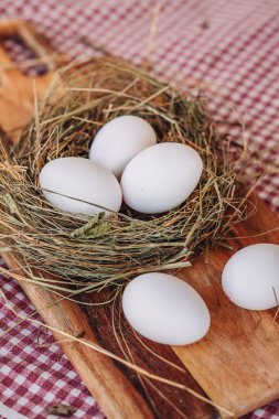 Doğal bir yuvada taze beyaz yumurtalar