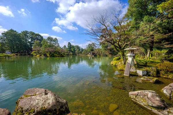 Типичный японский сад — стоковое фото