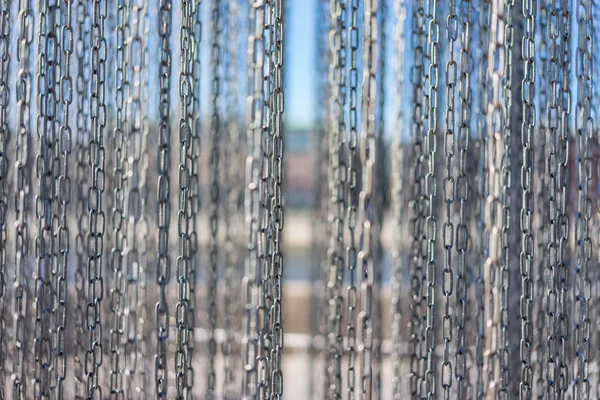 Instalación de cadenas de acero como objeto artístico —  Fotos de Stock