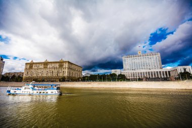 büyük şehrin turistik seyahat sayısı yaz gün