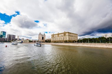 büyük şehrin turistik seyahat sayısı yaz gün