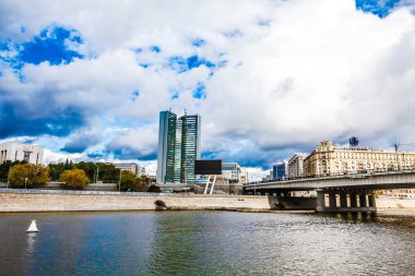 büyük şehrin turistik seyahat sayısı yaz gün