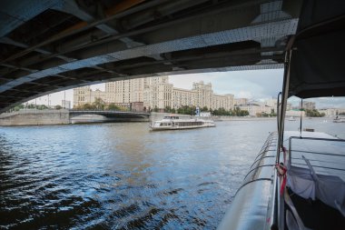 büyük şehrin turistik seyahat sayısı yaz gün