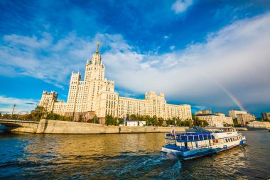 büyük şehrin turistik seyahat sayısı yaz gün