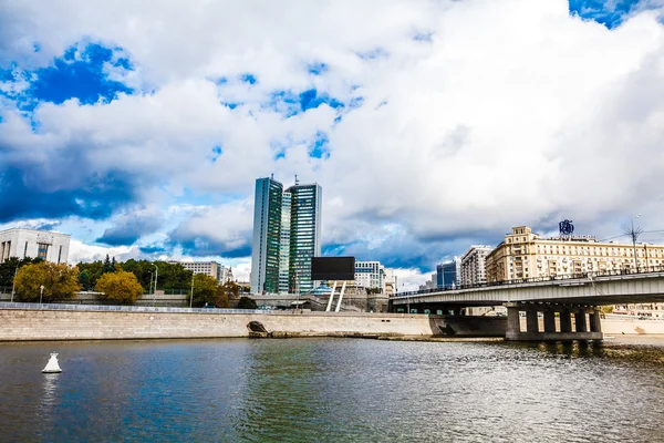 büyük şehrin turistik seyahat sayısı yaz gün