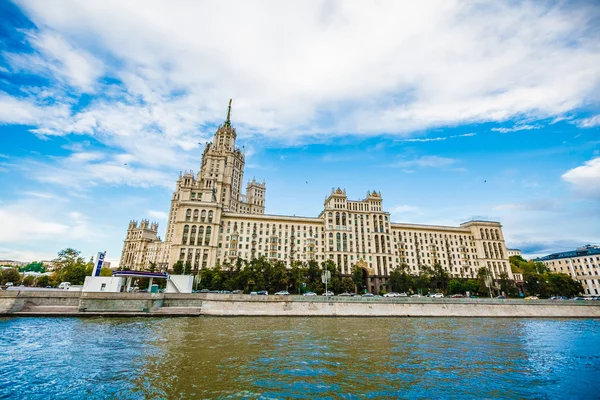 büyük şehrin turistik seyahat sayısı yaz gün