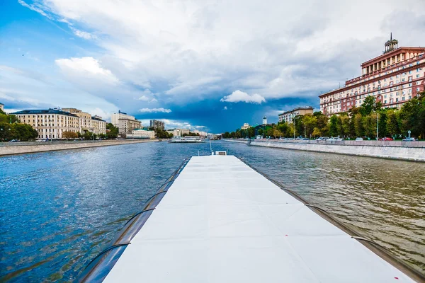 Grote stad toeristische reizen weergaven in zomerdag — Stockfoto