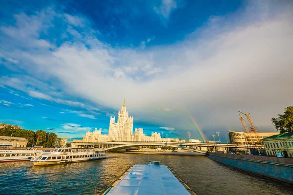 Grande città turistica vista di viaggio in giorno d'estate — Foto Stock