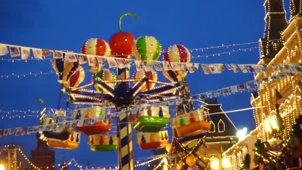 Verlichte Kerstmis carrousel — Stockvideo