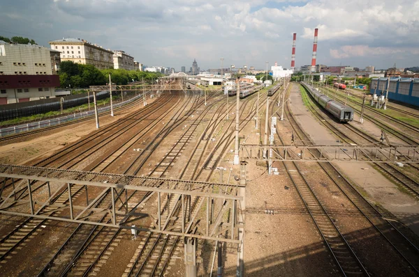 Ferrovia in città Immagine Stock