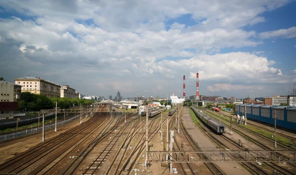 Spoorweg in de stad — Stockfoto