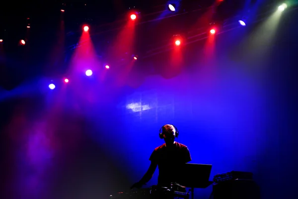 Musik-DJ auf der Bühne Stockbild
