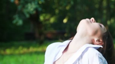 Cazip kız. Doğa yatıyor