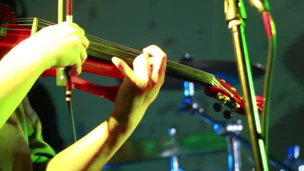 Скрипка в руке — стоковое видео