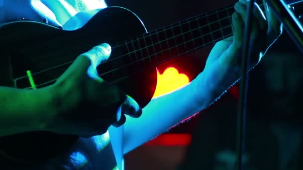 Mini gitarr i händerna — Stockvideo