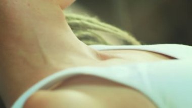 atış kızın seksi vücut ile kaydırma