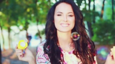 güzel kız üfleme kabarcıklar