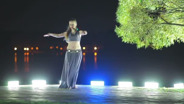 Девушка танцует на сцене — стоковое видео