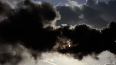 gökyüzünde bir ateş ve duman