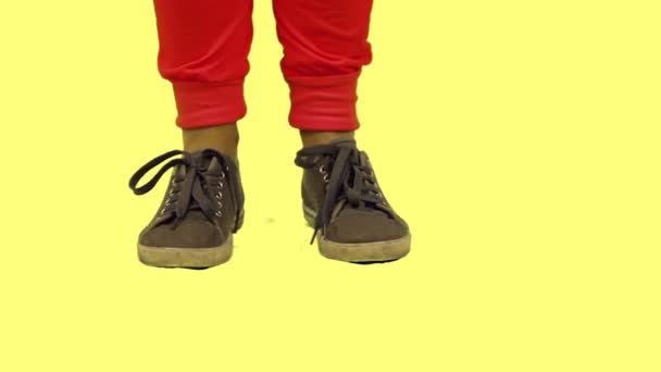 Танцующие ноги в кроссовках — стоковое видео