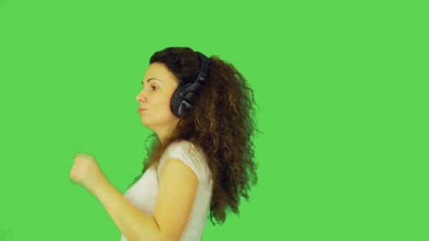 Chica bailando en auriculares — Vídeo de stock