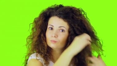 Makyöz, kızın saçını ayarlar..