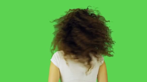 Дівчина з завитками танцює в спині з вітром — стокове відео